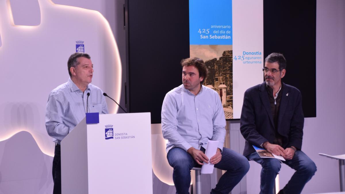 José Luis García Madinabeitia, José Ignacio Peña y Eneko Goia, en la presentación de la revista.