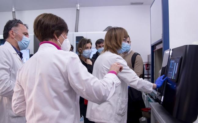 Una t&eacute;cnica de Anatom&iacute;a Patol&oacute;gica prepara el esc&aacute;ner para obtener las im&aacute;genes de las preparaciones histol&oacute;gicas.