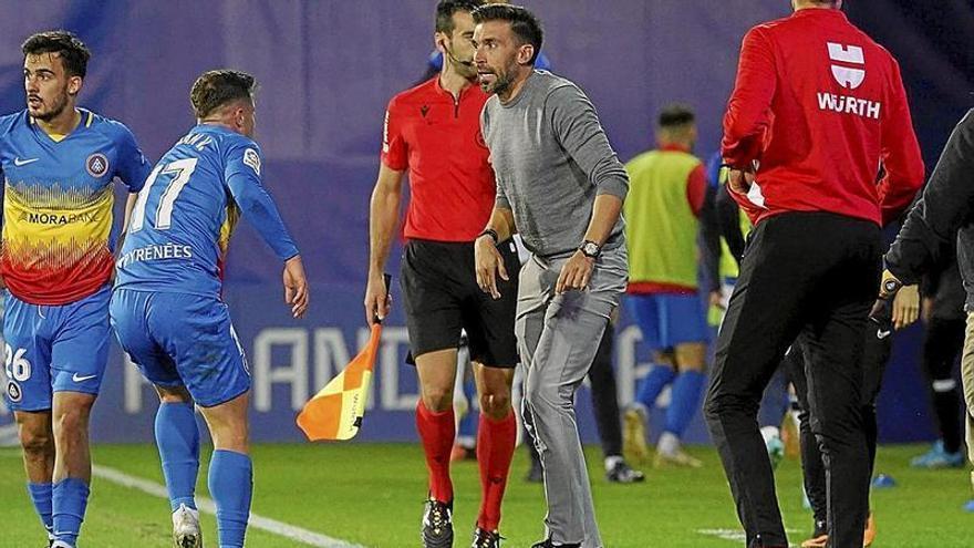 Eder Sarabia da instrucciones a uno de sus futbolistas durante un partido. | FOTO: FC ANDORRA