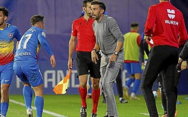 Eder Sarabia da instrucciones a uno de sus futbolistas durante un partido. | FOTO: FC ANDORRA