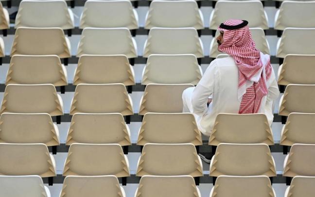 Una aficionado durante el encuentro entre Catar y Arabia Saudí