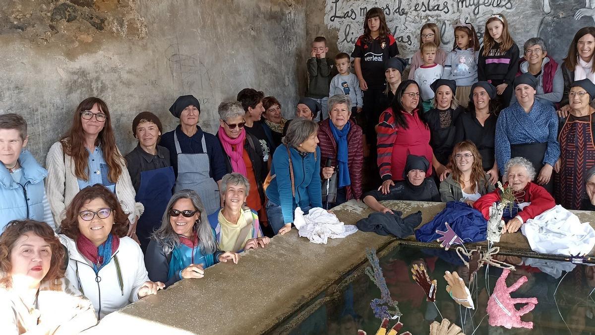 Participantes en el proyecto Leonarda de Andía Vinci, en el lavadero de Abárzuza.