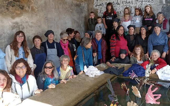 Participantes en el proyecto Leonarda de Andía Vinci, en el lavadero de Abárzuza.
