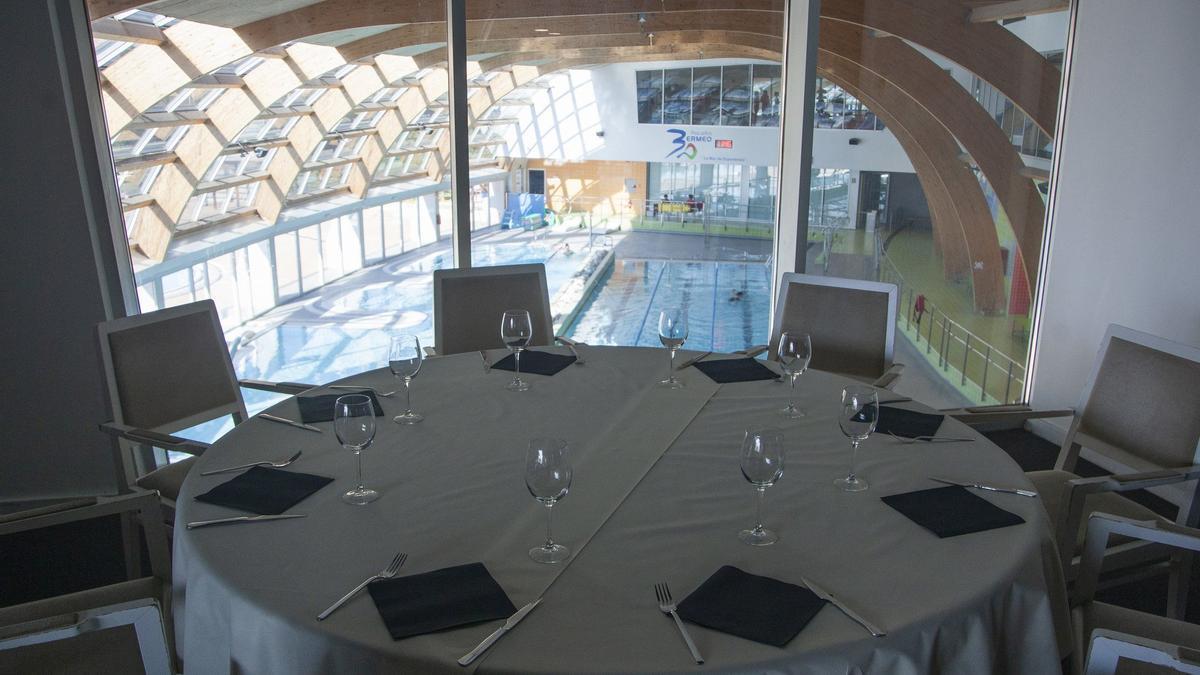 Restaurante de la ciudad deportiva Bakh, con vistas a las piscinas cubiertas.