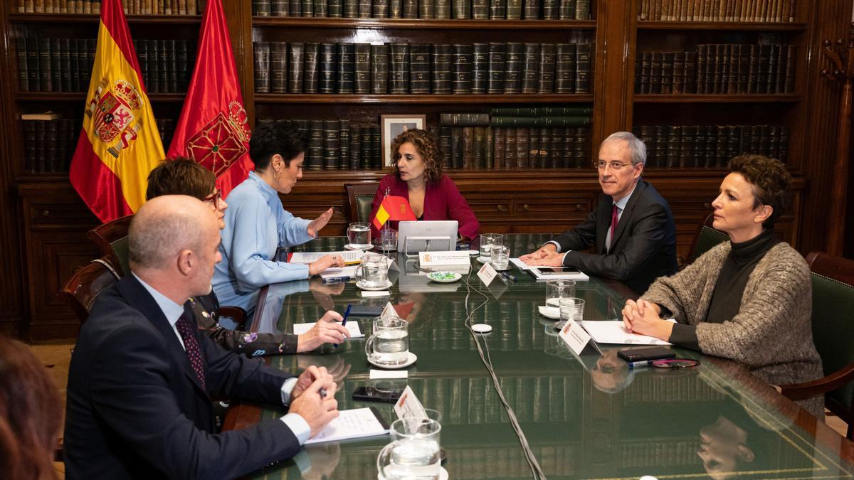 La consejera de Economía y Hacienda, Elma Saiz, y la ministra de Hacienda y Función Pública, María Jesús Montero, junto al resto de representantes en la reunión.