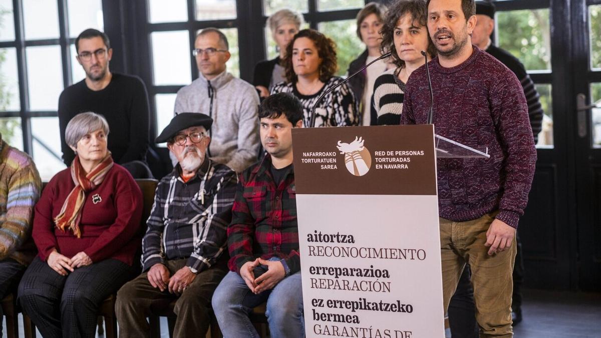 Jorge Txokarro, junto a otras personas torturadas en la rueda de prensa ofrecida este lunes.