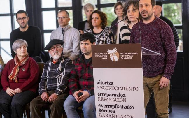 Jorge Txokarro, junto a otras personas torturadas en la rueda de prensa ofrecida este lunes. Jorge Txokarro, junto a otras personas torturadas en la rueda de prensa ofrecida este lunes.