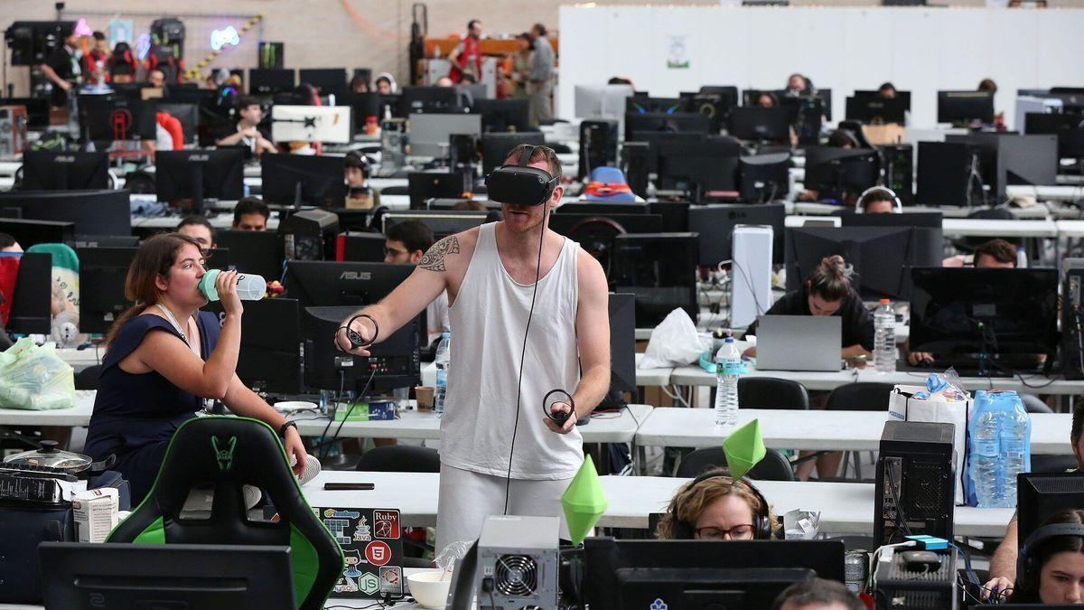 Un participante de la Navarra Lan Party usa dispositivos de realidad virtual