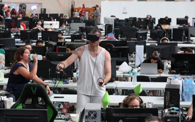 Un participante de la Navarra Lan Party usa dispositivos de realidad virtual
