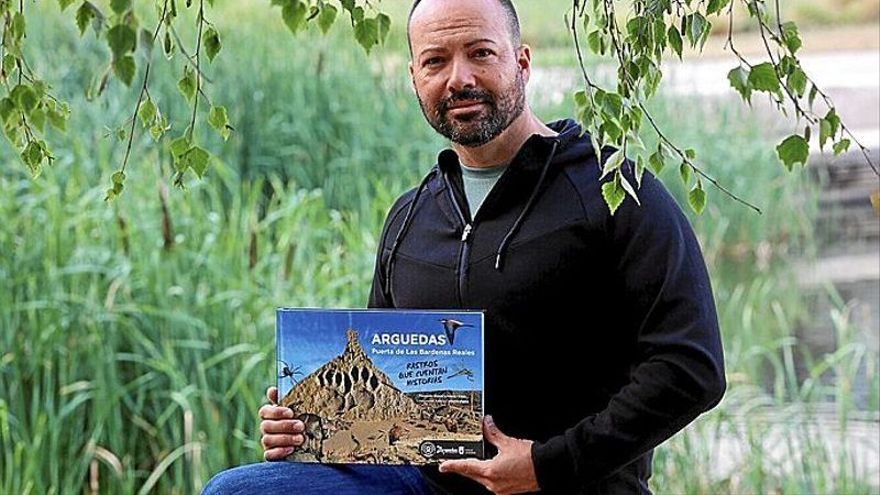 El rastreador profesional Fernando Gómez presenta su libro sobre la biodiversidad de Arguedas, que cuenta con 25 historias.