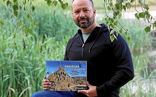 El rastreador profesional Fernando Gómez presenta su libro sobre la biodiversidad de Arguedas, que cuenta con 25 historias. El rastreador profesional Fernando Gómez presenta su libro sobre la biodiversidad de Arguedas, que cuenta con 25 historias.