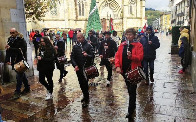 La lluvia no frenó el pasacalle por el casco histórico.