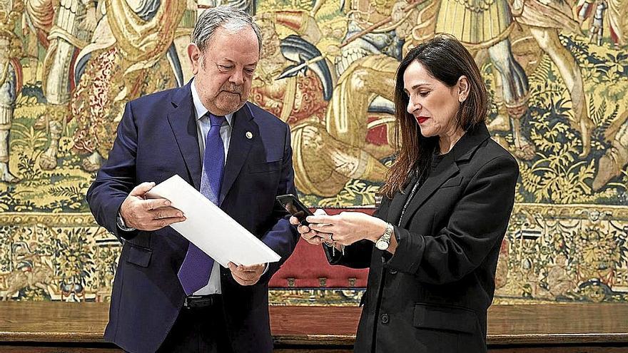 Azpiazu entrega el proyecto de presupuestos a la presidenta del Parlamento, Bakartxo Tejeria. | FOTO: IREKIA