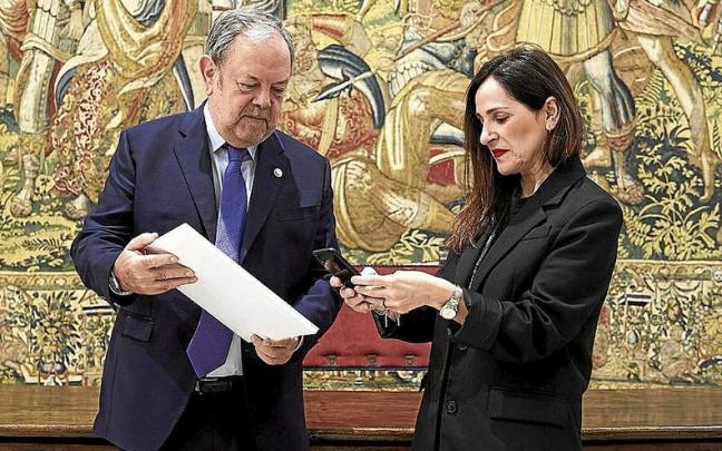 Azpiazu entrega el proyecto de presupuestos a la presidenta del Parlamento, Bakartxo Tejeria. | FOTO: IREKIA