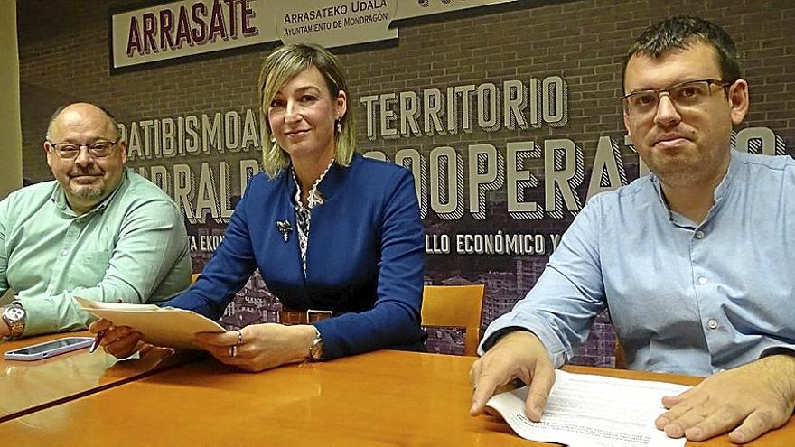 El edil Víctor Fuentes, la alcaldesa María Ubarretxena, y el concejal Ander Garay, ayer.