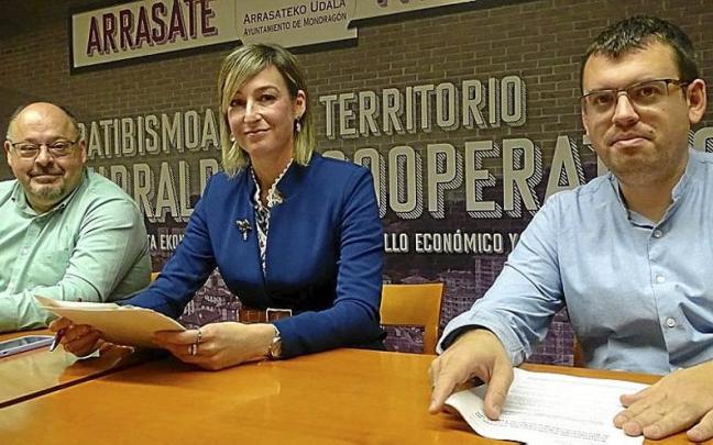 El edil Víctor Fuentes, la alcaldesa María Ubarretxena, y el concejal Ander Garay, ayer.