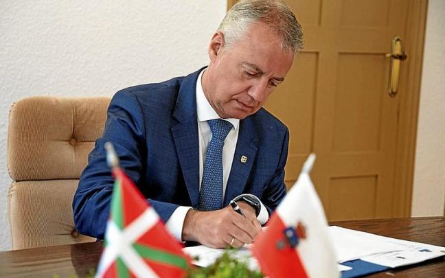 Urkullu, durante el convenio de colaboraci&oacute;n suscrito entre Euskadi y Cantabria el 29 de julio. | FOTO: IREKIA