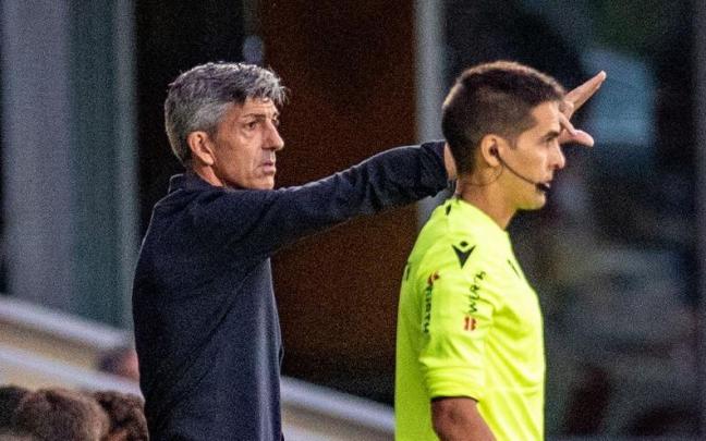 Imanol Alguacil se dirige a sus futbolistas.