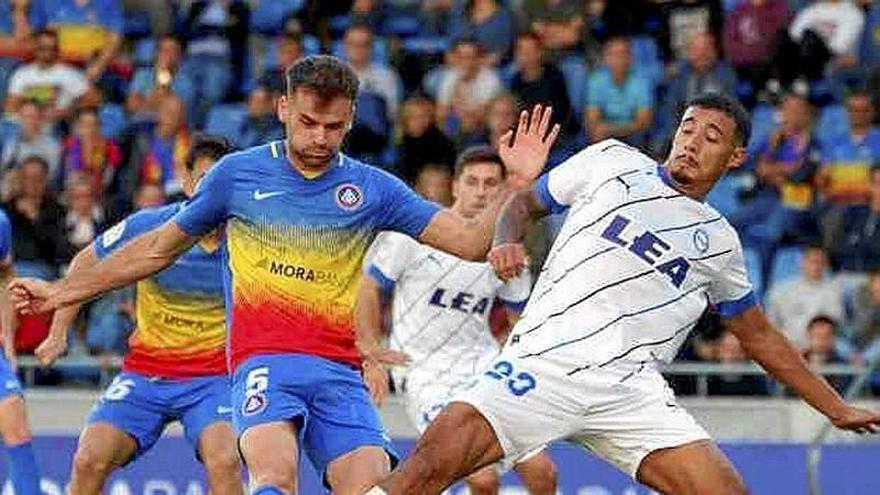 Benavídez trata de robarle un balón a Vilanova durante el partido entre el Andorra y el Deportivo Alavés de ayer. | FOTO: LALIGA