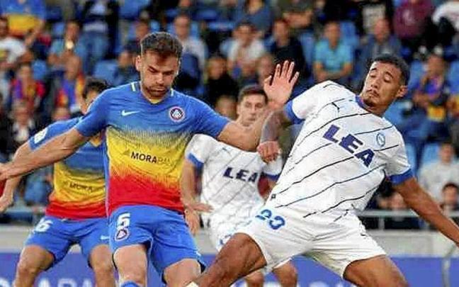 Benavídez trata de robarle un balón a Vilanova durante el partido entre el Andorra y el Deportivo Alavés de ayer. | FOTO: LALIGA