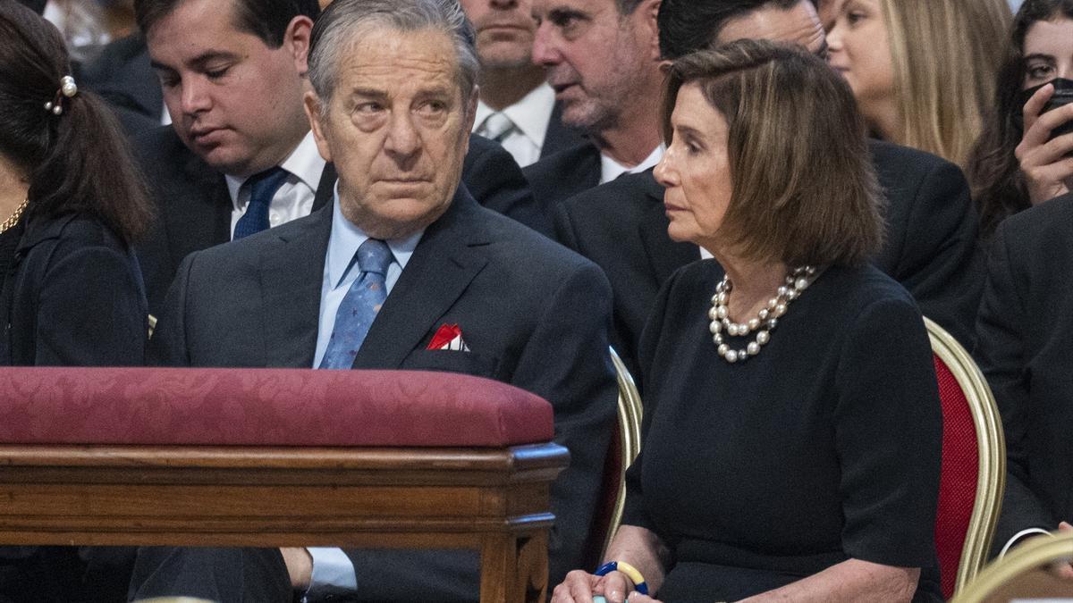 Paul Pelosi, junto a su esposa Nancy.