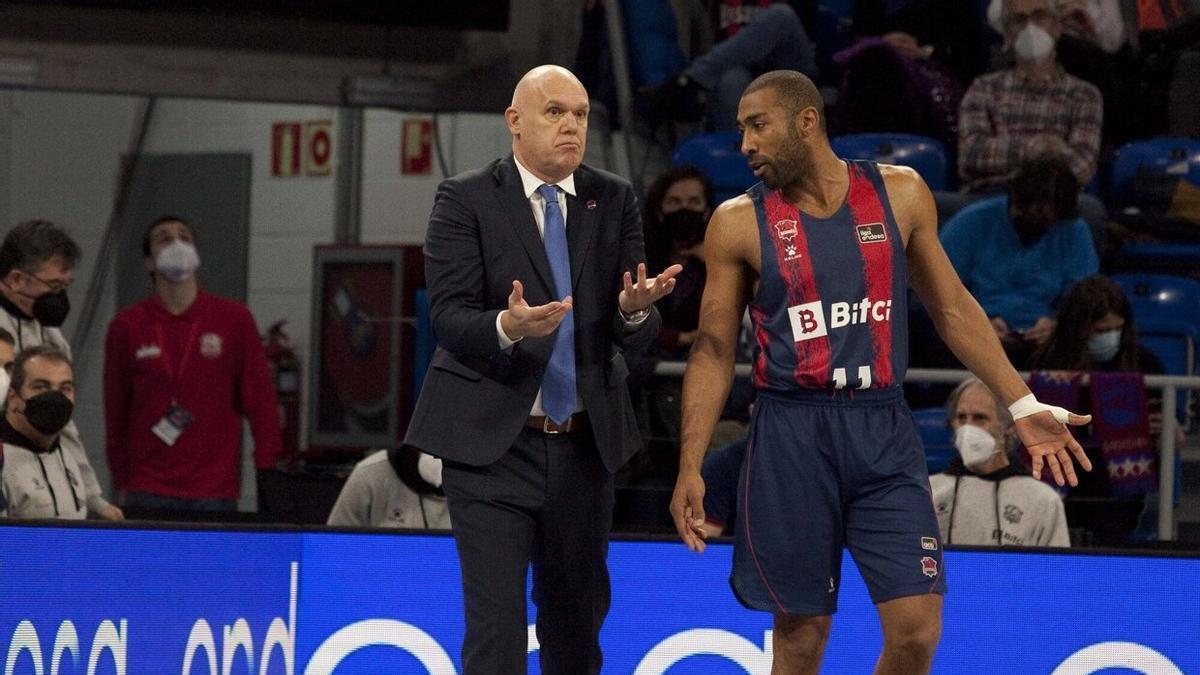 Neven Spahija charla junto a Jayson Granger, durante un partido del Baskonia de la pasada temporada