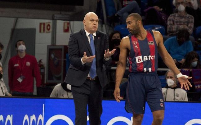Neven Spahija charla junto a Jayson Granger, durante un partido del Baskonia de la pasada temporada Neven Spahija charla junto a Jayson Granger, durante un partido del Baskonia de la pasada temporada