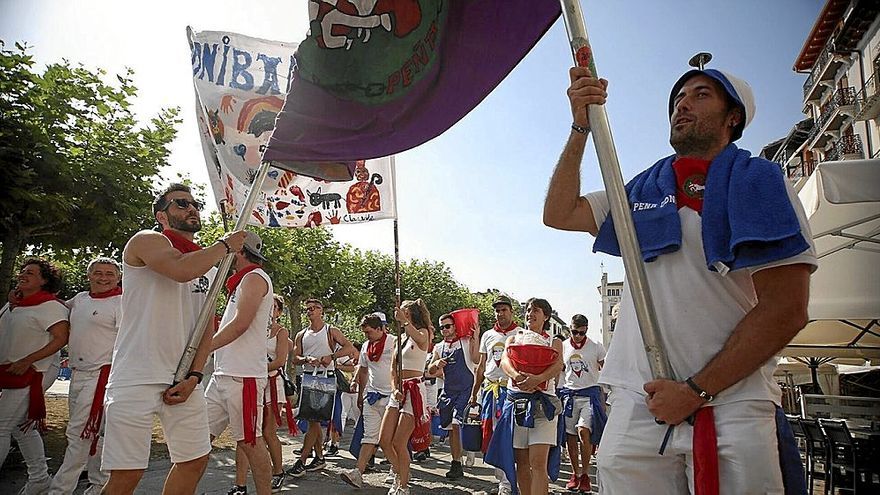 Ambiente de las peñas en la tarde del 14 de julio.