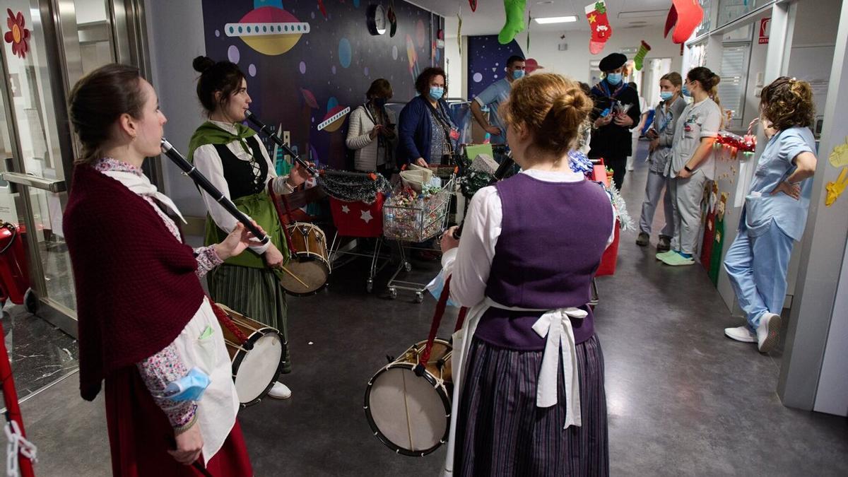 Tres txistularis le acompañaron durante todo el recorrido. En la imagen, tocando en el hall de la 4ª planta.