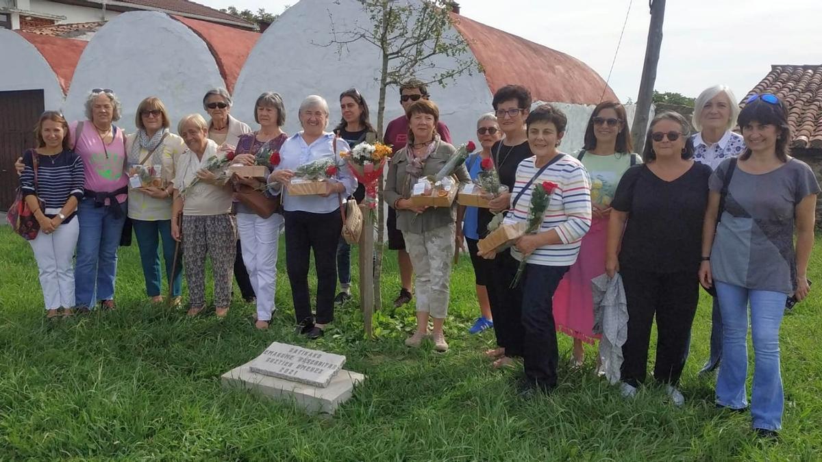 La asociación de mujeres Txirin Txirin de Gatika brinda un reconocimiento a las baserritarras del municipio