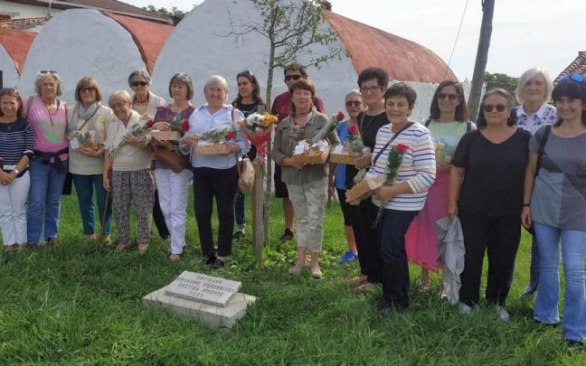 La asociación de mujeres Txirin Txirin de Gatika brinda un reconocimiento a las baserritarras del municipio