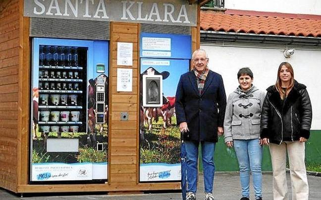 Inauguraci&oacute;n de la m&aacute;quina expendedora. | FOTO: UDALA