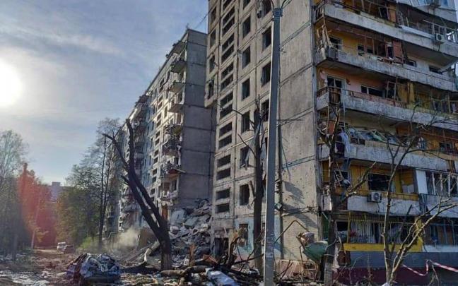 Edificios destruidos en Zaporiyia. Edificios destruidos en Zaporiyia.
