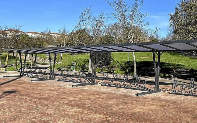 El aparcabicis dispone de una treintena de plazas y se ubica en el entorno de la escuela y el instituto. | FOTO:
