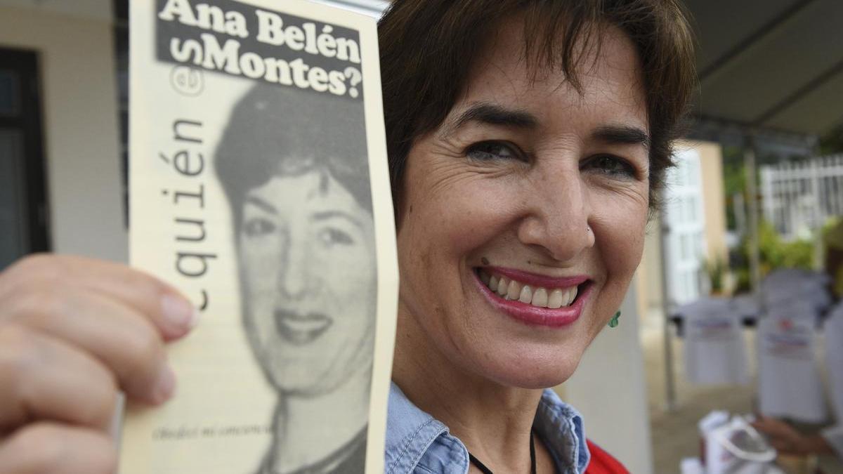 Miriam Montes, prima de Ana Belén Montes, muestra una imagen de su familiar.