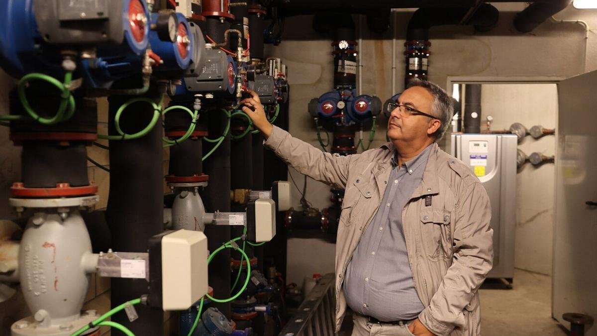 Javier Montero, presidente de CAFGUIAL, en una sala de caldera comunitaria