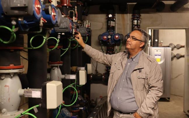 Javier Montero, presidente de CAFGUIAL, en una sala de caldera comunitaria