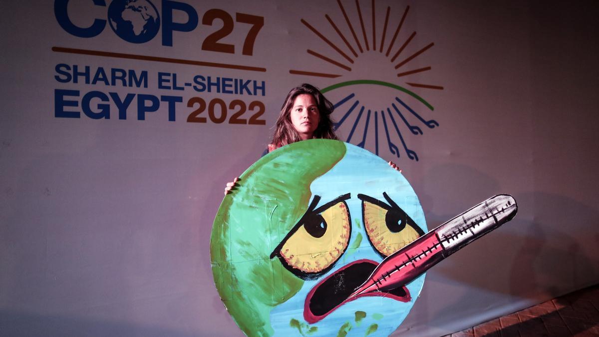 Una activista en la Cumbre del Clima de Egipto.