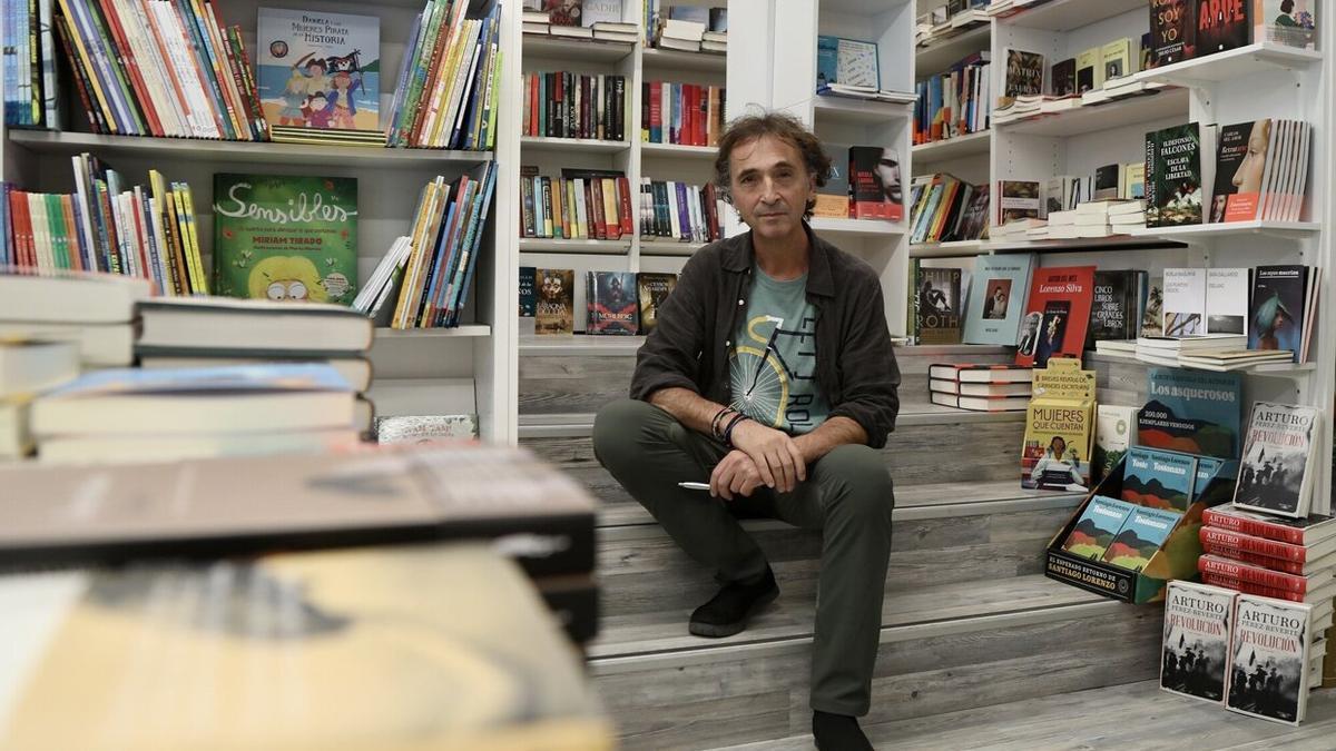 Karlos Ordóñez en la presentación en Donostia del libro 'Universos Paralelos', escrito durante la pandemia.