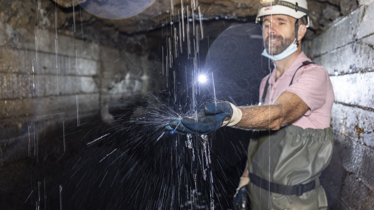 Un operario comprueba las filtraciones existentes en el interior del canal bajo del Añarbe, que lleva el agua desde el embalse hasta la depuradora.