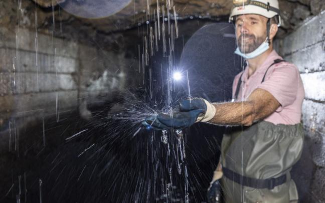 Un operario comprueba las filtraciones existentes en el interior del canal bajo del Añarbe, que lleva el agua desde el embalse hasta la depuradora. Un operario comprueba las filtraciones existentes en el interior del canal bajo del Añarbe, que lleva el agua desde el embalse hasta la depuradora.