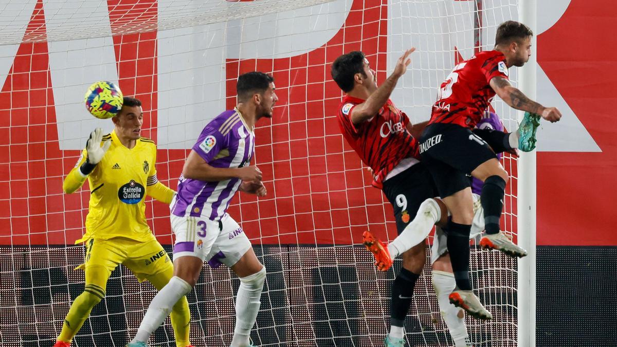 El delantero del Mallorca Abdón Prats (d) remata para marcar gol contra el Valladolid.