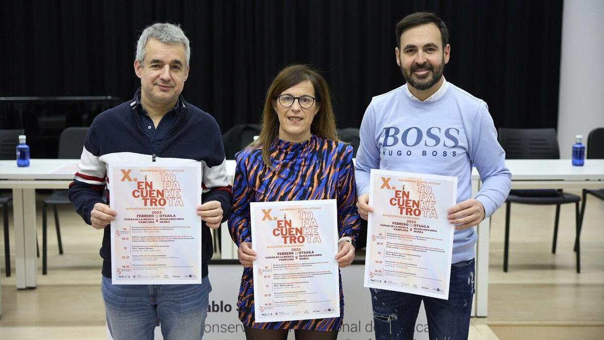 Alejandro Arbea, Ana Sarobe y Roberto Casado, en la presentación del X encuentro de flautistas de Navarra.