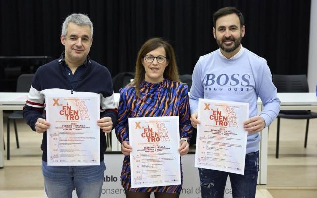 Alejandro Arbea, Ana Sarobe y Roberto Casado, en la presentaci&oacute;n del X encuentro de flautistas de Navarra.