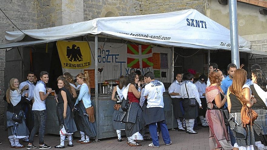 Ambiente de la txosnas en fiestas de Alegría.