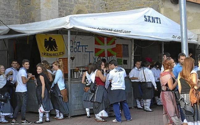 Ambiente de la txosnas en fiestas de Alegr&iacute;a.