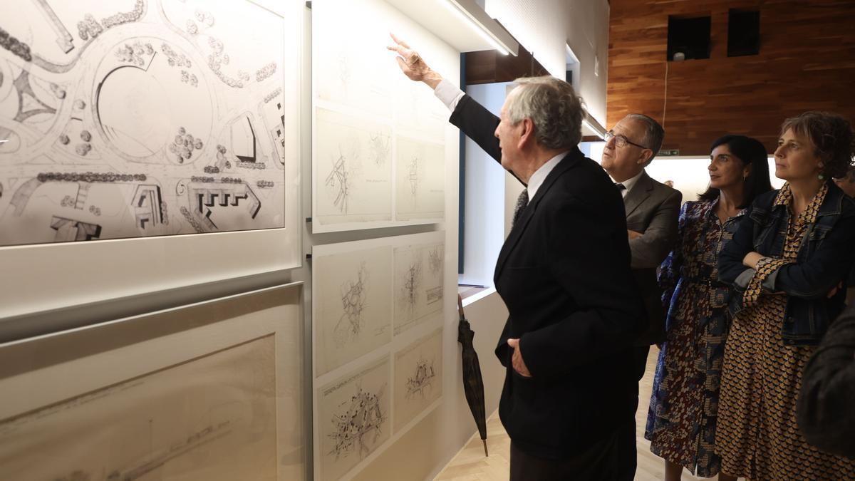 Rafael Moneo explica el contenido de la exposición.