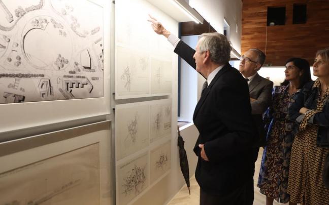 Rafael Moneo explica el contenido de la exposición.