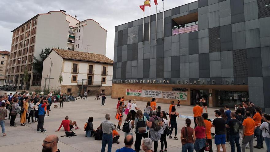 Concentración ante el Ayuntamiento de Burlada