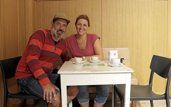 Asier Urzelai y Miren Ros, dos de los creadores de la iniciativa ‘Guk Aukera, Guk Hamasei’, pretenden concienciar a los niños y a los padres sobre el uso de las nuevas tecnologías. Asier Urzelai y Miren Ros, dos de los creadores de la iniciativa ‘Guk Aukera, Guk Hamasei’, pretenden concienciar a los niños y a los padres sobre el uso de las nuevas tecnologías.